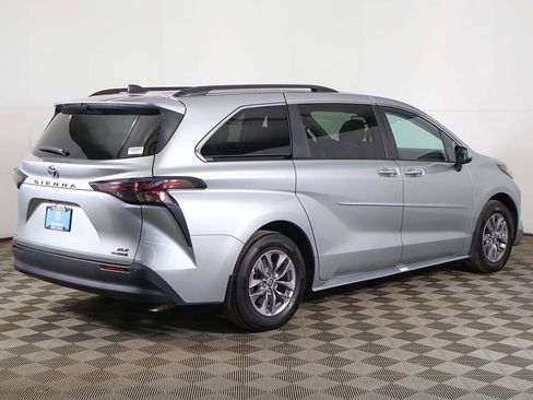 Used 2023 Toyota Sienna XLE w/ XLE Plus Package image 12