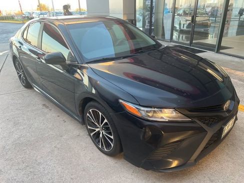 Used 2018 Toyota Camry SE image 2