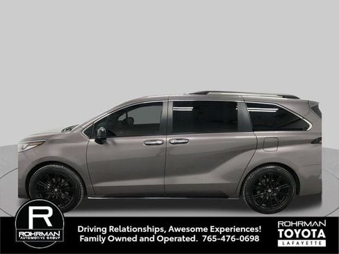 Used 2022 Toyota Sienna XSE w/ XSE Plus Package AWD/4WD image 3