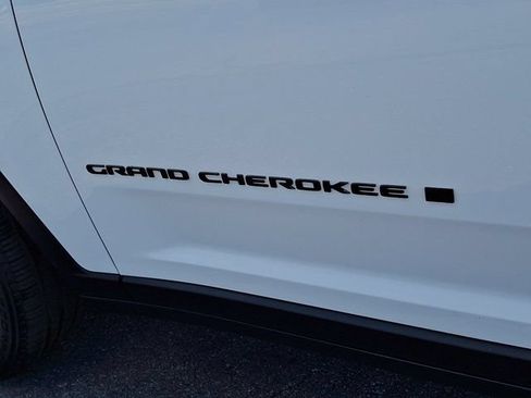 Used 2023 Jeep Grand Cherokee Limited w/ Black Appearance Package AWD/4WD image 35