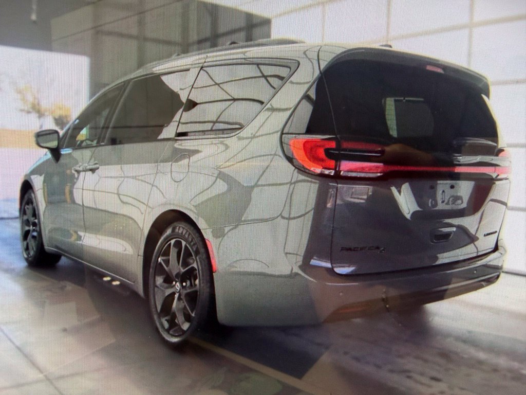 Used 2025 Chrysler Pacifica Limited FWD image 4