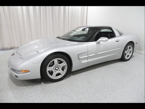 Used 1998 Chevrolet Corvette Coupe w/ Roof Pkg RWD image 4