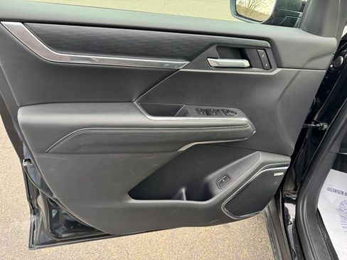 Used 2025 GMC Acadia Elevation image 17