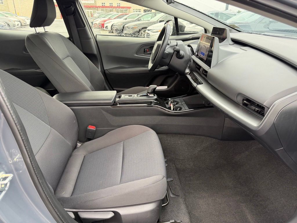 Used 2025 Toyota Prius LE FWD image 9