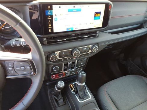 Used 2024 Jeep Wrangler Rubicon image 23