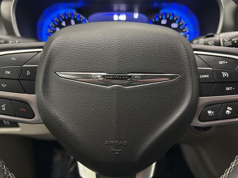 Used 2024 Chrysler Pacifica Touring-L FWD image 15