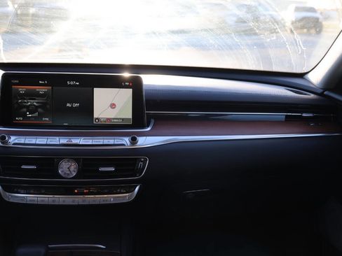 Used 2020 Kia K900 Luxury image 25