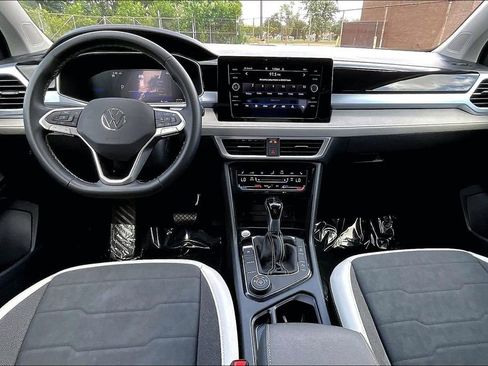 Used 2025 Volkswagen Taos SE AWD/4WD image 14