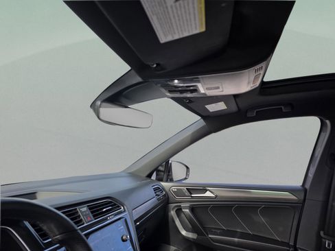 Used 2022 Volkswagen Tiguan SEL R-Line image 13