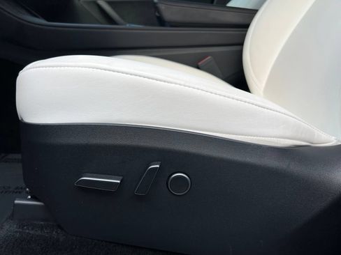 Used 2023 Tesla Model Y 2WD image 31