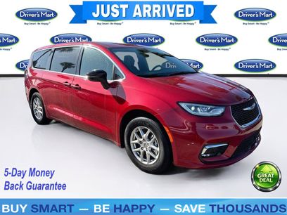 Used 2025 Chrysler Pacifica Select
