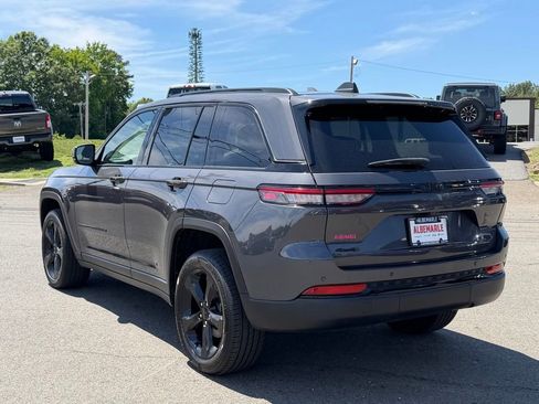 Used 2023 Jeep Grand Cherokee Altitude AWD/4WD image 7