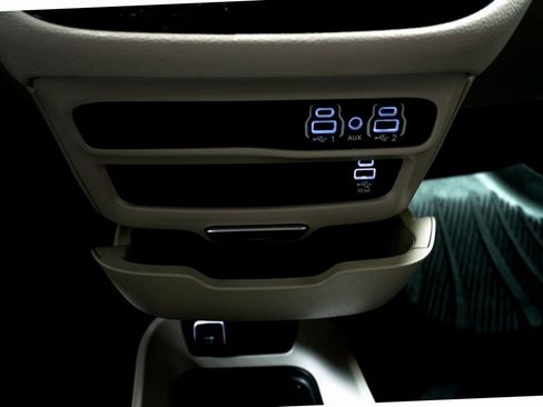 Used 2022 Chrysler Pacifica Touring-L w/ Uconnect Theater Family Group image 23