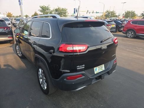 Used 2017 Jeep Cherokee Limited w/ Luxury Group AWD/4WD image 4