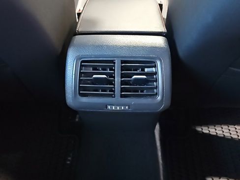 Used 2017 Volkswagen Golf image 18