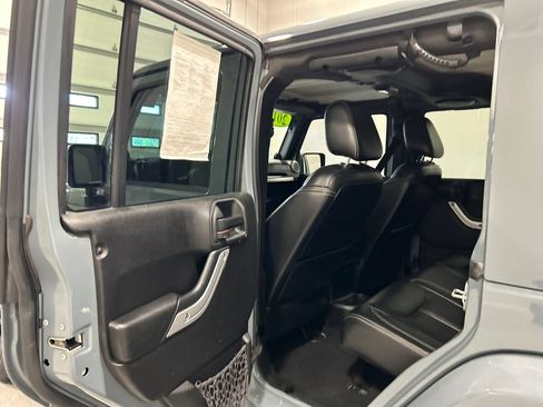 Used 2014 Jeep Wrangler Unlimited Sahara w/ Connectivity Group AWD/4WD image 26