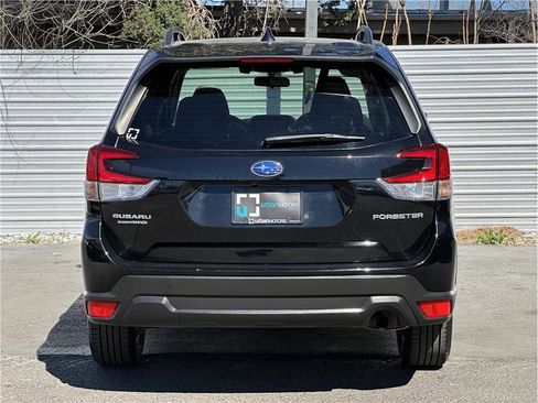 Used 2020 Subaru Forester Premium image 11