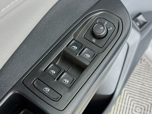 Used 2024 Volkswagen Taos SE image 17