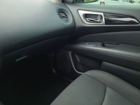 Used 2020 Nissan Pathfinder S FWD image 26