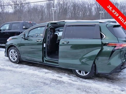 Used 2023 Toyota Sienna Platinum image 5