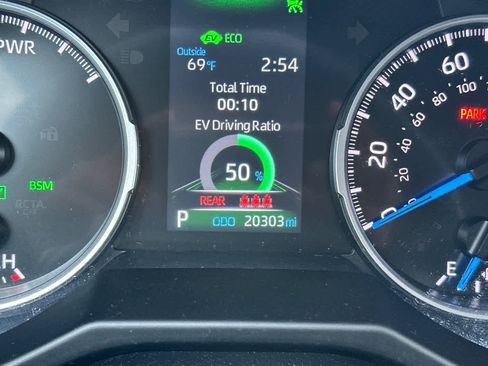 Certified 2022 Toyota RAV4 XLE w/ Convenience Package image 29