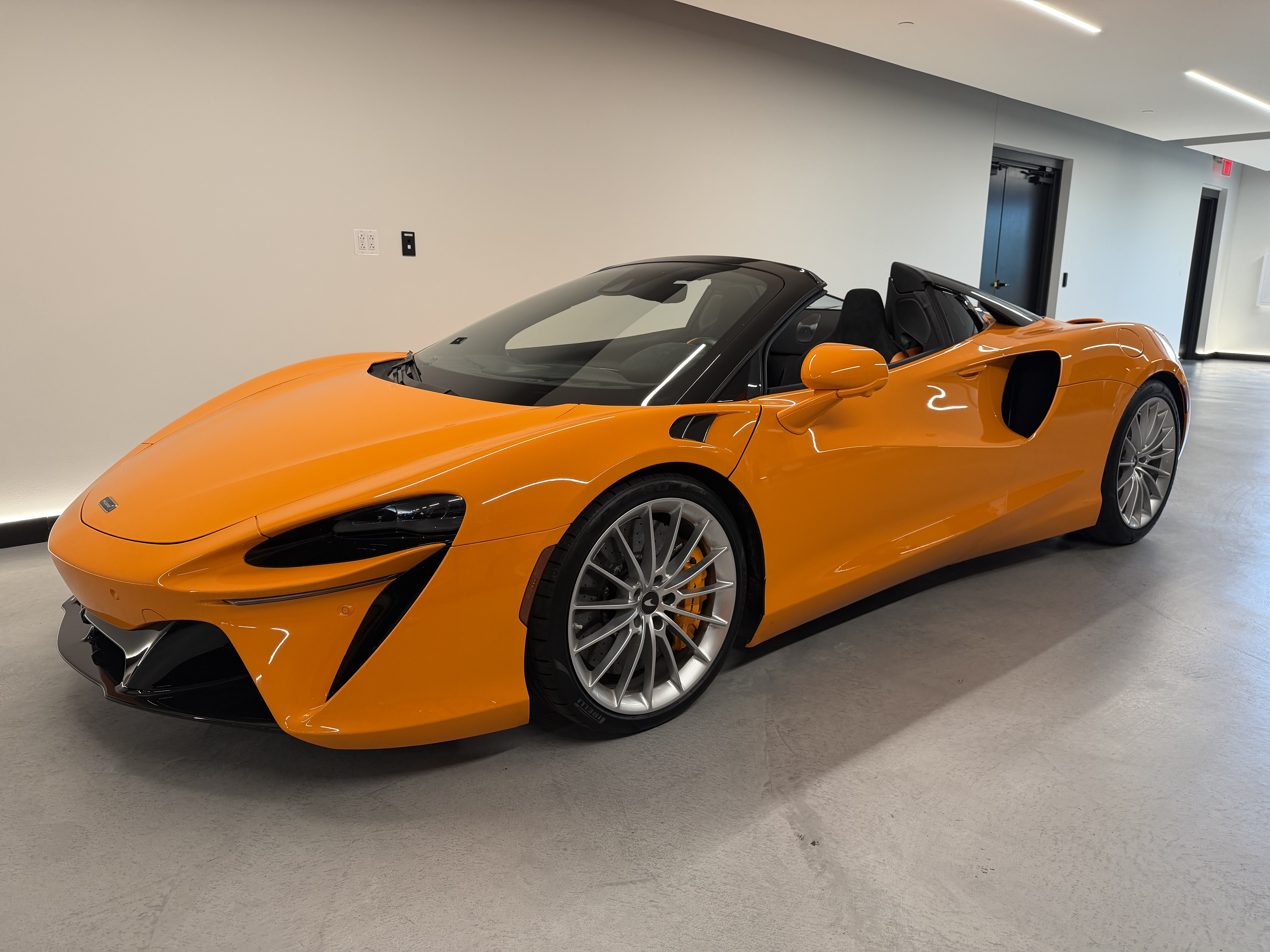 Used 2025 McLaren Artura Spider RWD image 8