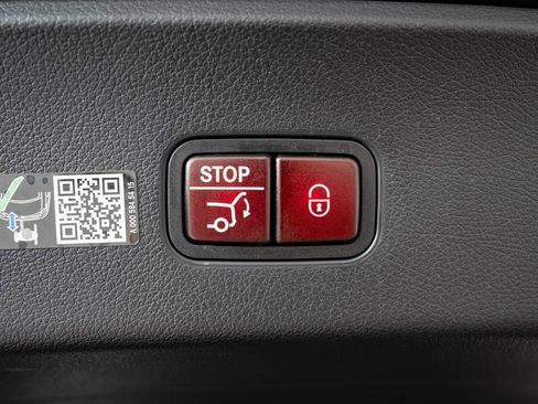 Used 2025 Mercedes-Benz GLC 300 4MATIC image 22