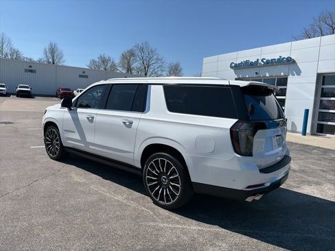 Used 2025 Chevrolet Suburban High Country AWD/4WD image 9
