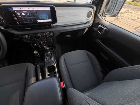 Used 2025 Jeep Wrangler Unlimited Sahara AWD/4WD image 35