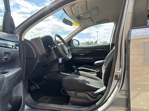 Used 2020 Mitsubishi Outlander ES AWD/4WD image 9