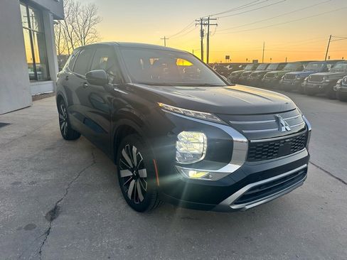 Used 2025 Mitsubishi Outlander SE image 11