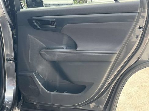 Used 2020 Toyota Highlander LE FWD image 24