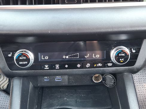 Used 2023 Mitsubishi Outlander SE AWD/4WD image 16