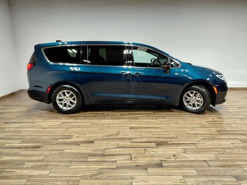 Used 2025 Chrysler Pacifica Select image 18