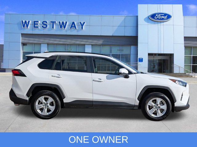 Used 2021 Toyota RAV4 XLE FWD image 2