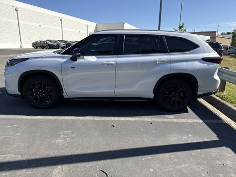 Used 2024 Toyota Highlander XLE image 6
