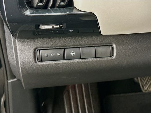 Used 2023 Nissan Pathfinder SV image 17