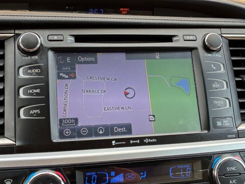 Used 2016 Toyota Highlander XLE AWD/4WD image 11