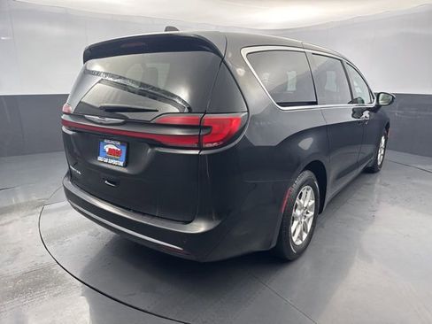 Used 2024 Chrysler Pacifica Touring-L image 7