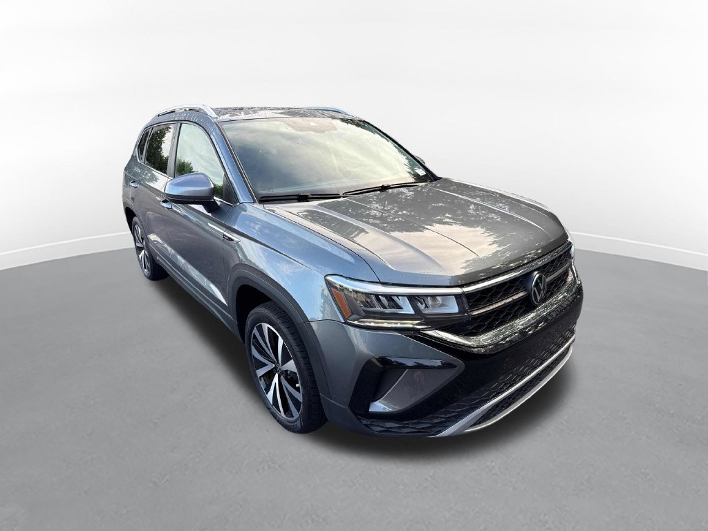 Used 2023 Volkswagen Taos SE w/ Panoramic Sunroof Package FWD image 4