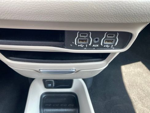 Used 2023 Chrysler Pacifica Touring-L FWD image 14