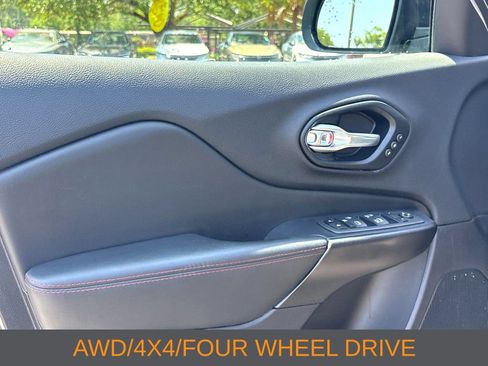 Used 2022 Jeep Cherokee Trailhawk w/ Sun, Sound & Nav Group AWD/4WD image 19