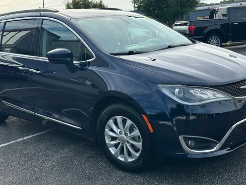 Used 2017 Chrysler Pacifica Touring-L FWD image 3