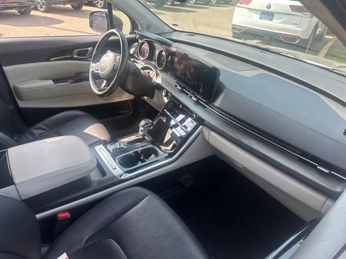 Used 2024 Kia Carnival EX FWD image 15