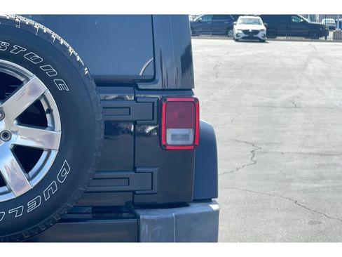 Used 2017 Jeep Wrangler Unlimited Sahara w/ Connectivity Group AWD/4WD image 43