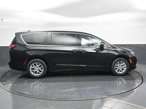 New 2026 Chrysler Pacifica Select FWD image 7