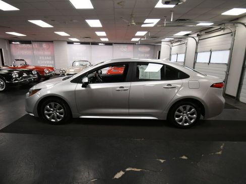 Used 2025 Toyota Corolla LE FWD image 5