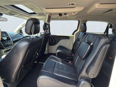 Used 2015 Chrysler Town & Country Touring-L w/ Driver Convenience Group FWD image 15
