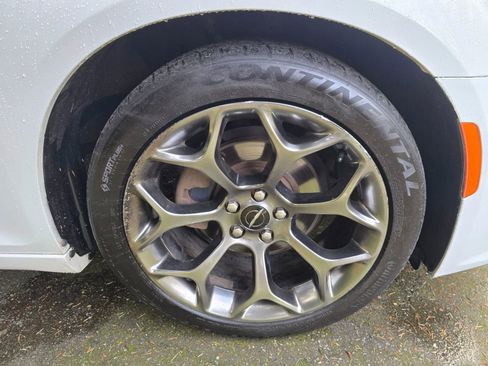 Used 2015 Chrysler 300 S image 9