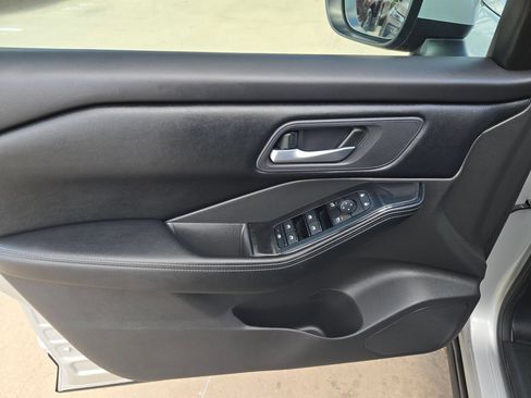 Used 2025 Nissan Rogue SV FWD image 11